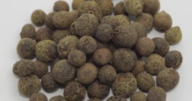 Karabiber rotasyonu. Baharatlı bezelye. Beyaz arka planda makro
