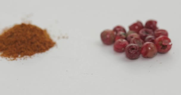 Rotación de polvo de pimienta roja. Macro disparó contra un fondo blanco — Vídeos de Stock