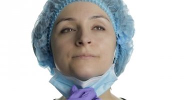 Genç doktor düşünüyor. Doğru çözümü arayan yetişkin bir kadın doktor.