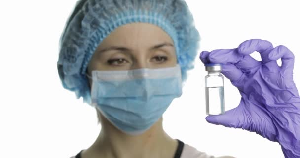 Femme scientifique tenant une ampoule en main, mise au point de nouveaux médicaments, vaccination — Video