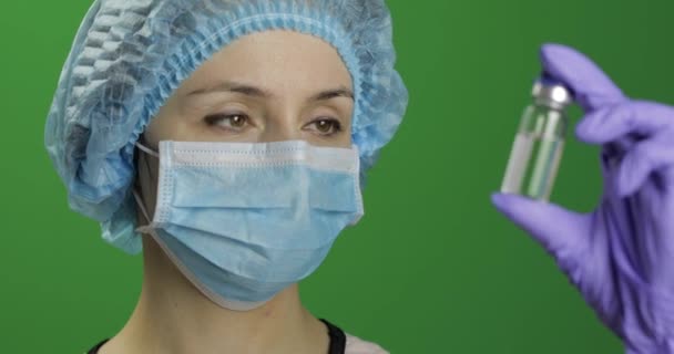 Donna scienziata che tiene in mano la fiala, nuovi farmaci in via di sviluppo, vaccinazione — Video Stock