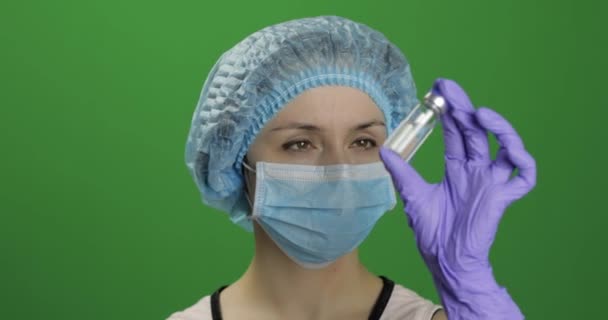 Vrouwelijke wetenschapper houdt ampul in de hand, nieuwe medicijnen ontwikkelen, vaccinatie — Stockvideo