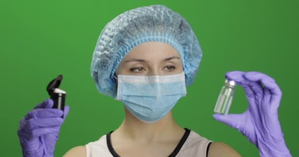 Γυναίκα επιστήμονας επιλέγει φύσιγγα του εμβολιασμού ή πλαστικό βάζο με χάπια — Αρχείο Βίντεο