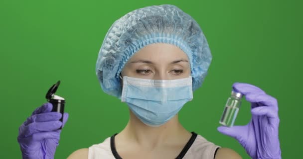 Vrouwelijke wetenschapper kiest ampul van vaccinatie of plastic potje met pillen — Stockvideo