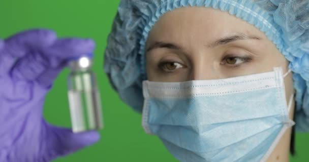 Cientista feminina segurando ampola na mão, desenvolvimento de novos medicamentos, vacinação — Vídeo de Stock