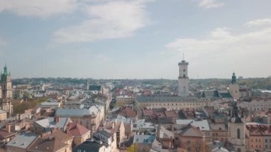 Aerial City Lviv, Ukrayna. Avrupa şehri. Şehrin Popüler Alanları. Belediye Binası