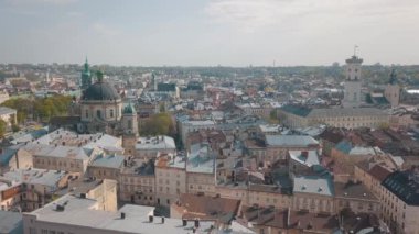 Aerial City Lviv, Ukrayna. Avrupa şehri. Şehrin Popüler Alanları. Dominikçe