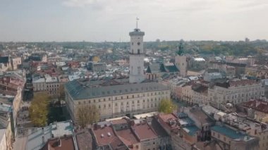 Aerial City Lviv, Ukrayna. Avrupa şehri. Şehrin Popüler Alanları. Belediye Binası