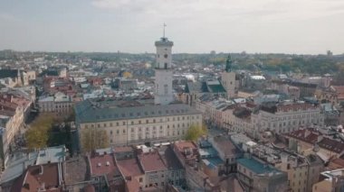 Aerial City Lviv, Ukrayna. Avrupa şehri. Şehrin Popüler Alanları. Belediye Binası