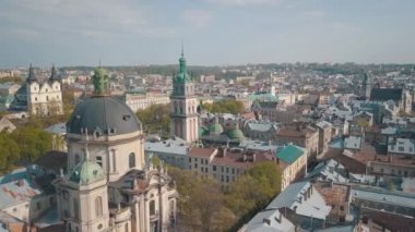 Aerial City Lviv, Ukrayna. Avrupa şehri. Şehrin Popüler Alanları. Dominikçe