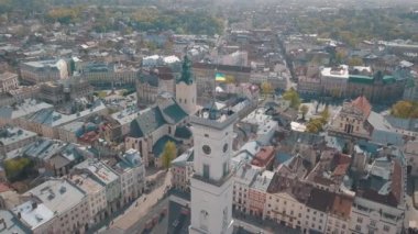 Aerial City Lviv, Ukrayna. Avrupa şehri. Şehrin Popüler Alanları. Belediye Binası