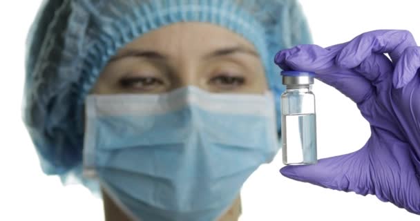Kobieta-naukowiec trzymająca ampułkę w ręku, opracowywanie nowych leków, szczepienie — Wideo stockowe