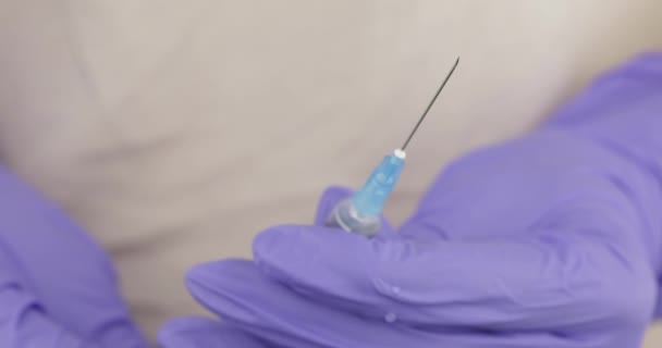 Doctors hands release excess air from the syringe, preparing for the injection — Stock Video