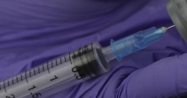 Médico llenar la jeringa con la vacuna, la preparación de la inyección al paciente — Vídeo de stock