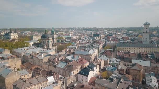 Aerial City Lviv, Ukrajna. Európai Város. Népszerű területek a városban. Dominikai Köztársaság — Stock videók