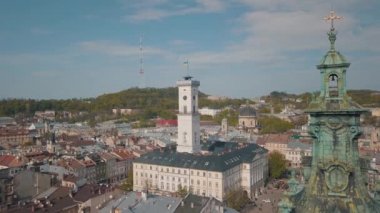 Aerial City Lviv, Ukrayna. Avrupa şehri. Şehrin Popüler Alanları. Belediye Binası