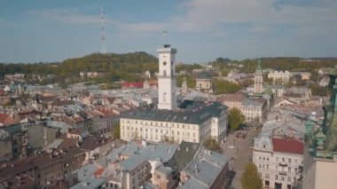 Aerial City Lviv, Ukrayna. Avrupa şehri. Şehrin Popüler Alanları. Belediye Binası