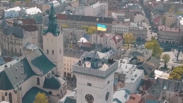 Aerial City Lviv, Oekraïne. Europese stad. Populaire gebieden van de stad. Stadhuis — Stockvideo