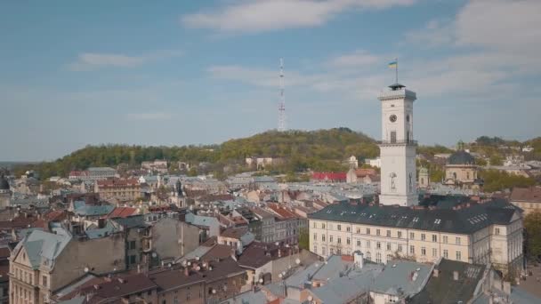 Аеростатне місто Львів, Україна. Європейське місто. Популярні райони міста. Ратуша — стокове відео