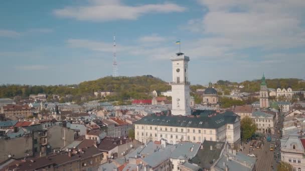 Letecké město Lvov, Ukrajina. Evropské město. Populární oblasti města. Radnice — Stock video