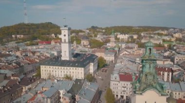 Aerial City Lviv, Ukrayna. Avrupa şehri. Şehrin Popüler Alanları. Belediye Binası