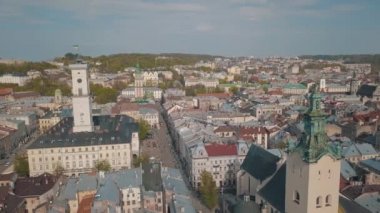 Aerial City Lviv, Ukrayna. Avrupa şehri. Şehrin Popüler Alanları. Belediye Binası