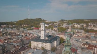 Aerial City Lviv, Ukrayna. Avrupa şehri. Şehrin Popüler Alanları. Belediye Binası