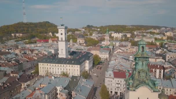 Аеростатне місто Львів, Україна. Європейське місто. Популярні райони міста. Ратуша — стокове відео