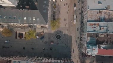 Aerial City Lviv, Ukrayna. Avrupa Şehri. Eski şehrin orta kısmı. Belediye Binası