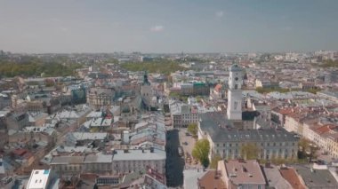 Aerial City Lviv, Ukrayna. Avrupa şehri. Şehrin Popüler Alanları. Belediye Binası