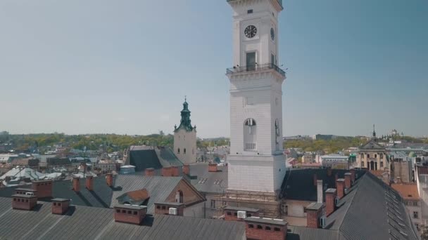 Letecké město Lvov, Ukrajina. Evropské město. Populární oblasti města. Radnice — Stock video