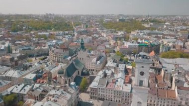 Aerial City Lviv, Ukrayna. Avrupa şehri. Şehrin Popüler Alanları. Belediye Binası
