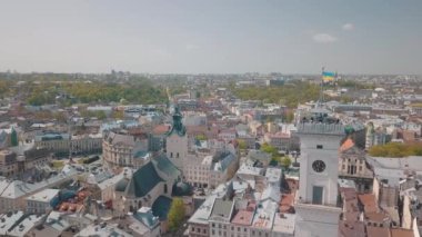 Aerial City Lviv, Ukrayna. Avrupa şehri. Şehrin Popüler Alanları. Belediye Binası