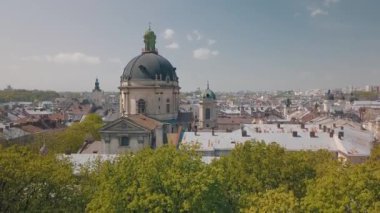 Aerial City Lviv, Ukrayna. Avrupa şehri. Şehrin Popüler Alanları. Dominikçe