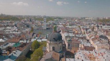 Aerial City Lviv, Ukrayna. Avrupa şehri. Şehrin Popüler Alanları. Dominikçe