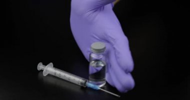 Doktor el şırıngayı, ampulü alır. Meyveler elma, limon koy. Vitamin Cure