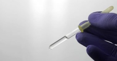 El tıbbi eldiven damla pipet. Yakın çekim video. Sıvı damla