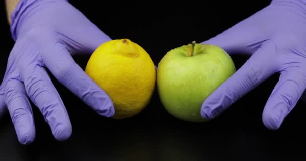 Врачебная рука забирает фруктовое яблоко, лимон. Положи шприц, ампулу. Здравоохранение — стоковое видео