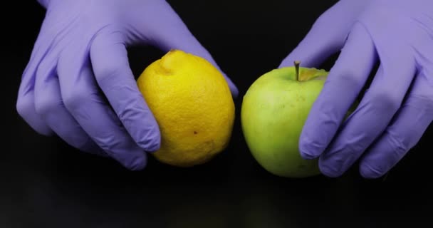 Врачебная рука забирает фруктовое яблоко, лимон. Положи шприц, ампулу. Здравоохранение — стоковое видео
