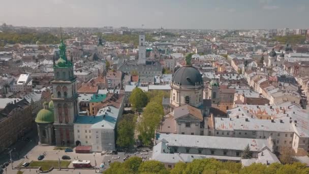 Lvov, Ουκρανία. Εναέρια πόλη Λβιβ, Ουκρανία. Πανόραμα της παλιάς πόλης. Δομινικανή — Αρχείο Βίντεο