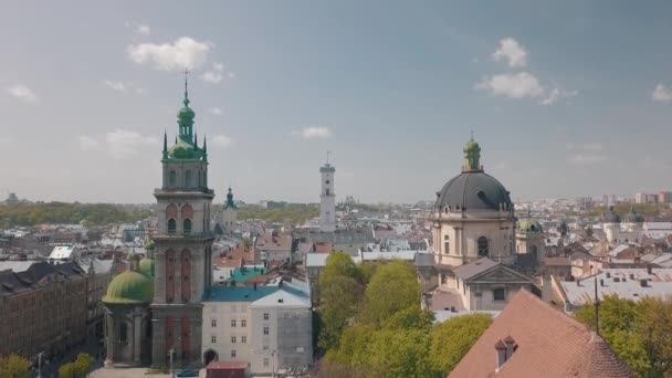 Lvov, Ukraina. Aerial City Lviv, Ukraina. Panorama över gamla stan. Dominikanska — Stockvideo