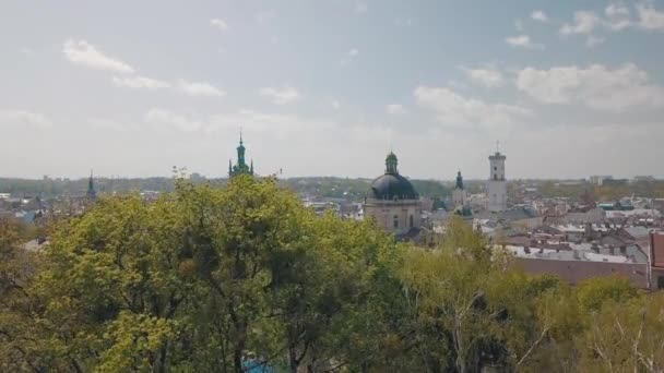 Lvov, Ukrajna. Aerial City Lviv, Ukrajna. Az óváros panorámája. Dominikai — Stock videók