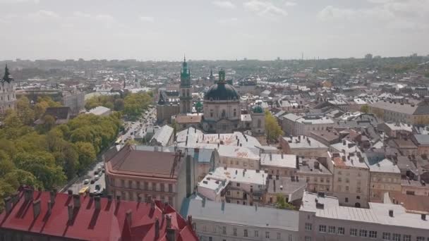 Lvov, Ukrajna. Aerial City Lviv, Ukrajna. Az óváros panorámája. Dominikai — Stock videók