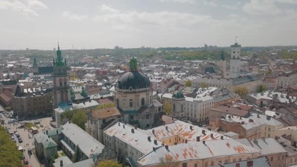 Lvov, Ukrajina. Vzdušné město Lvov, Ukrajina. Panorama starého města. Dominikánské — Stock video