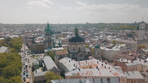 Lvov, Ουκρανία. Εναέρια πόλη Λβιβ, Ουκρανία. Πανόραμα της παλιάς πόλης. Δομινικανή — Αρχείο Βίντεο