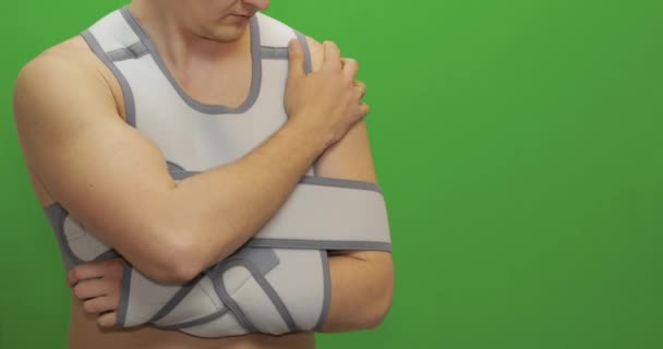 Man med axelskada. Sjuksköterska gör prick från smärta. Bandage fastställande skuldra — Stockvideo