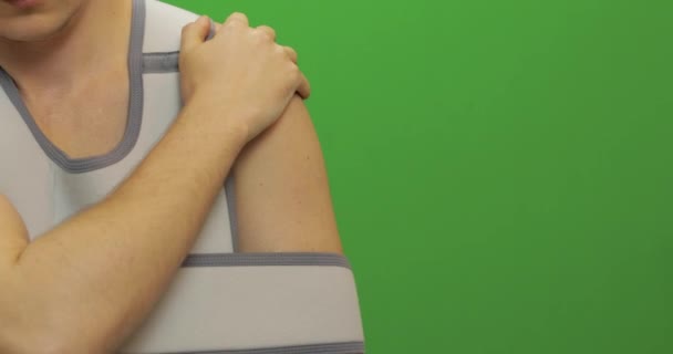 Mann mit Schulterverletzung. Krankenschwester sticht vor Schmerz. Bandage zur Fixierung der Schulter — Stockvideo