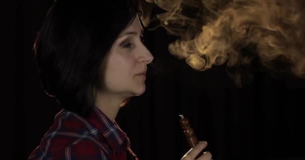 Schöne junge Frau, die Wasserpfeife raucht. attraktive Mädchen rauchen aromatisierten Tabak — Stockvideo