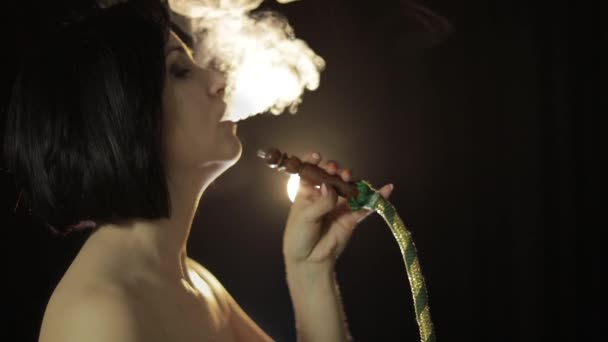 Mulher bonita e nua fumando narguilé. Menina atraente fumar tabaco aromatizado — Vídeo de Stock