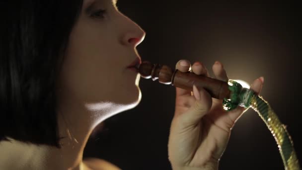 Hermosa, joven mujer fumando narguile. Chica atractiva fumar tabaco con sabor — Vídeos de Stock